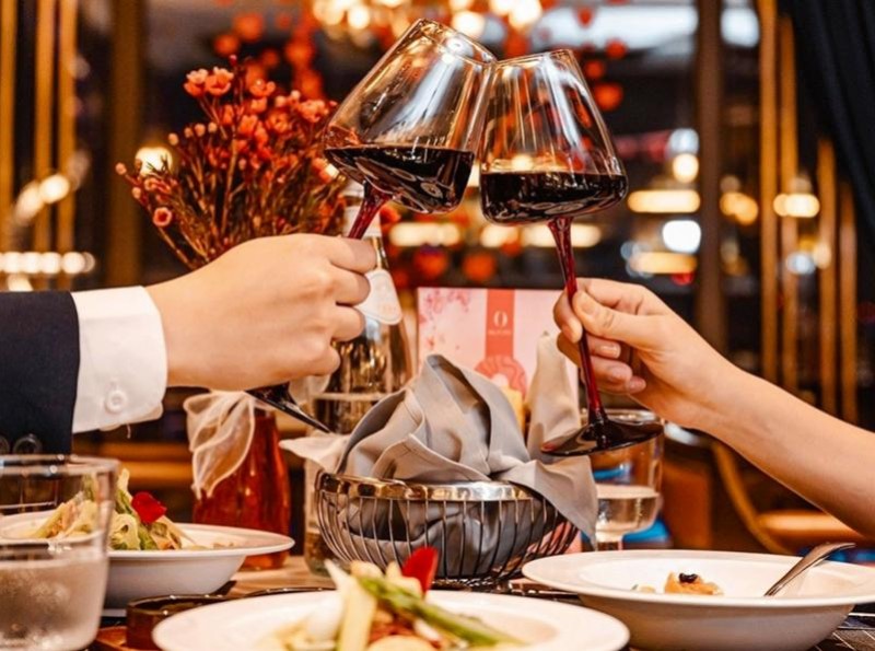 Để mình là cô gái nhã nhặn khi dự bữa ăn nhà hàng